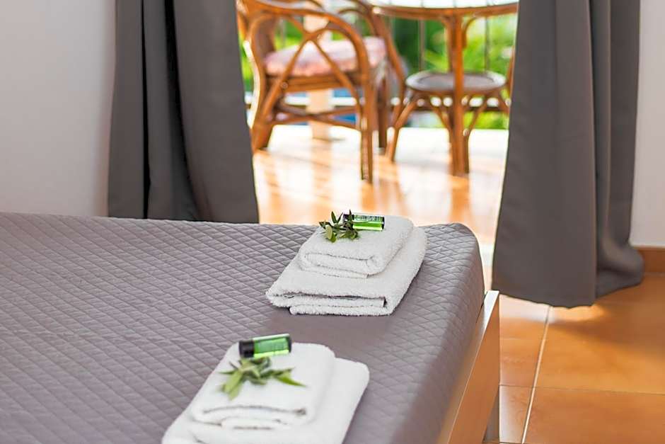 Sandy Beach Complex - Poolside Studios & Seaside Apartments