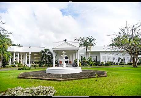 Alexandra By The Sea