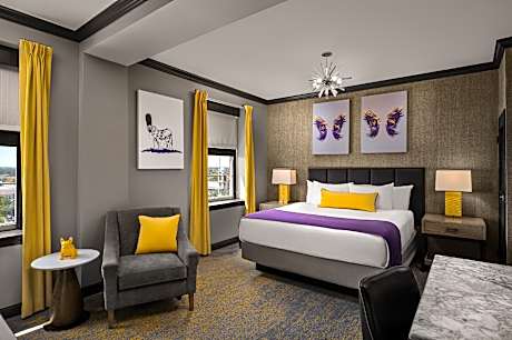 1 King Bed, Deluxe Mobility Accessible Room, Bathtub w/ Grab Bars, Non-Smoking