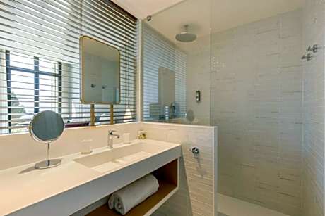 Comfort Queen Room with Sea View