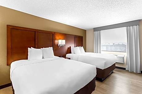 Queen Suite with Two Queen Beds and Accessible Tub - Accessible/Non-Smoking