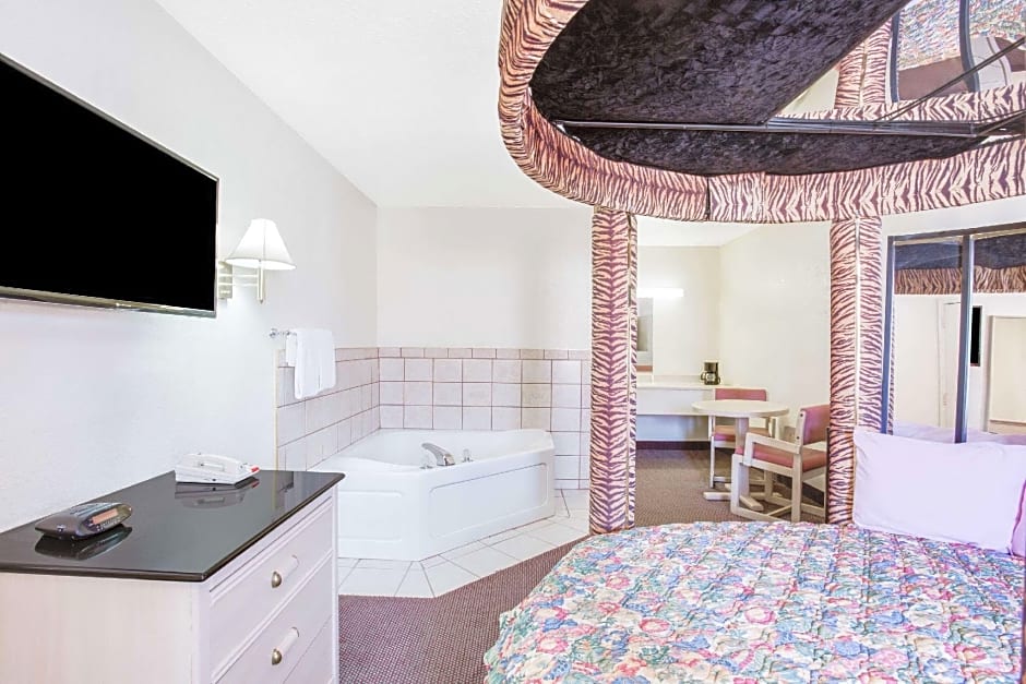 Travelodge by Wyndham Parkersburg