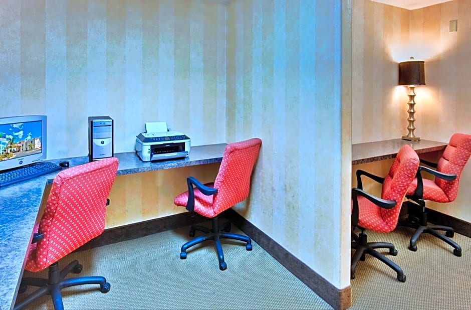 Holiday Inn Express Delano Highway 99 By IHG