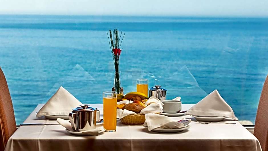 Carcavelos Beach Hotel