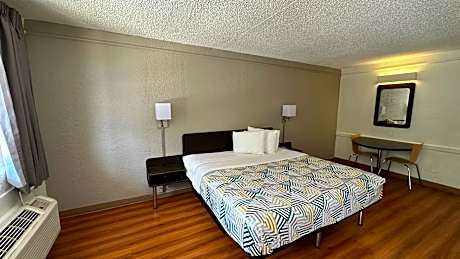 Standard Queen Room - Non-Smoking
