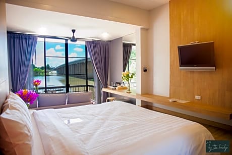 Home by the Bridge Hotel