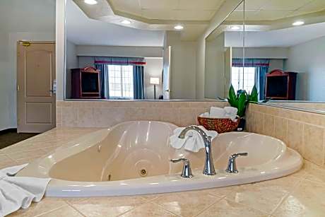 King Suite with Spa Bath - Non-Smoking