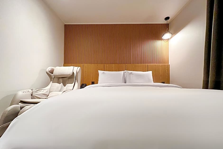 Hotel 99