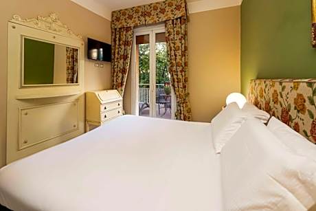 Classic Queen Room with Single Bed