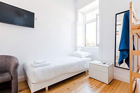 Single Bed in Mixed Dormitory Room