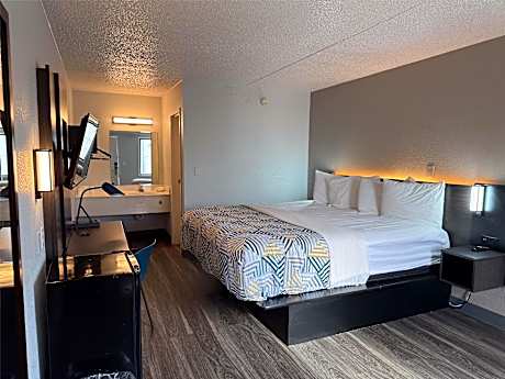 1 King Bed | Non-Smoking, Hot Tub