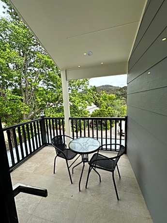 Oaklands 4