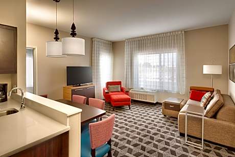 2 Bedroom Suite, Bedroom 1: 1 Queen, Bedroom 2: 1 Queen, Sofa bed