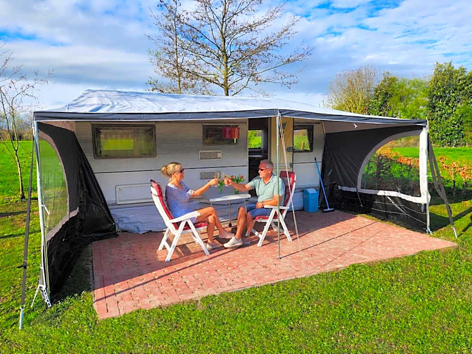Ruime caravan op gezellige minicamping