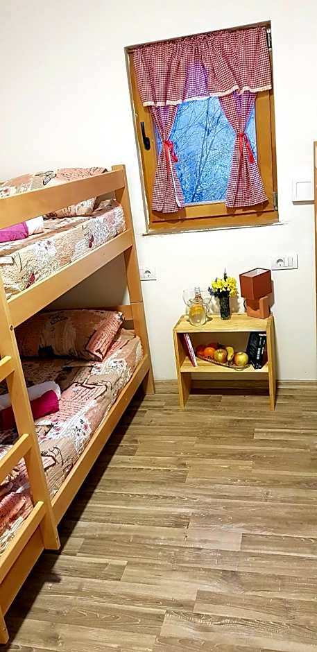 Quadruple Room with Bathroom — 6 fotoğraftan 1. fotoğraf