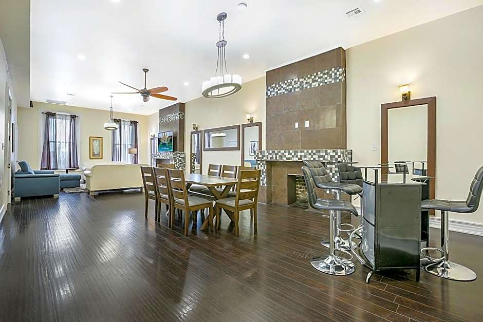 Modern 4BR Penthouse in Downtown by Hosteeva