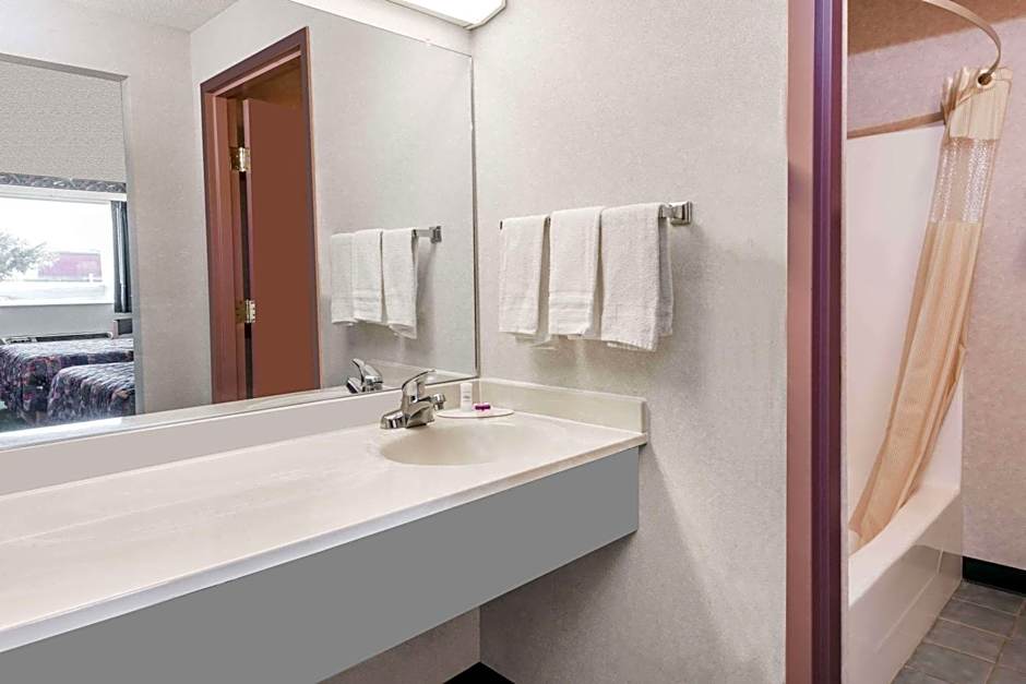 Knights Inn Ottawa