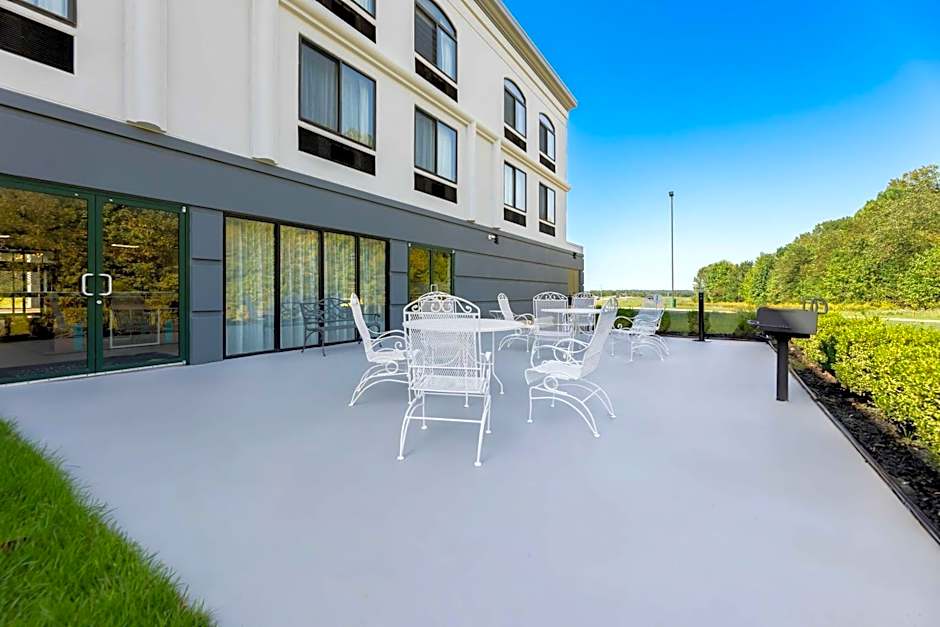 Spark by Hilton Tupelo