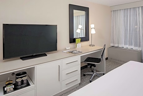 CONTEMPORARY 2 QUEEN BEDS 50IN HD TV W/50 HD CHANNELS / WIFI 9.95 USB CHARGING PORTS/IN-ROOM SAFE/FRIDGE