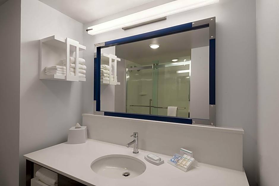 Hampton Inn By Hilton & Suites Fort Wayne Downtown