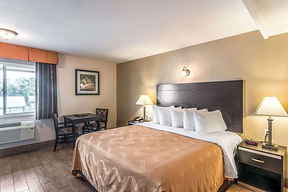 Quality Inn & Suites near Downtown Bakersfield