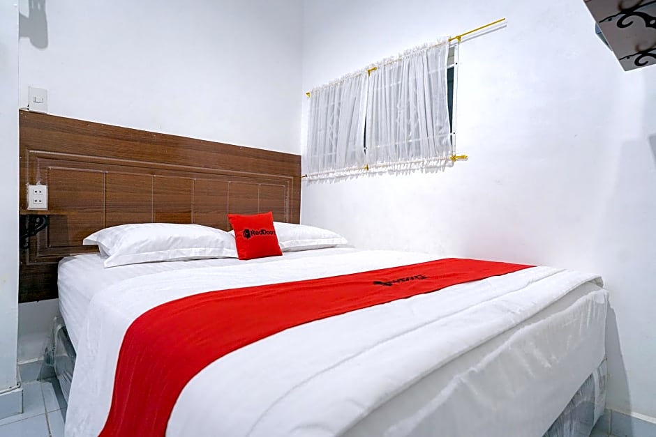 RedDoorz near Pantai Pandan Sibolga