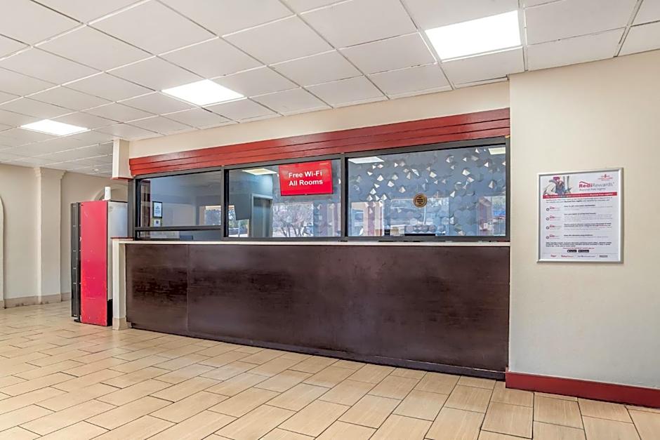 HomeTowne Studios by Red Roof Montgomery - Midtown