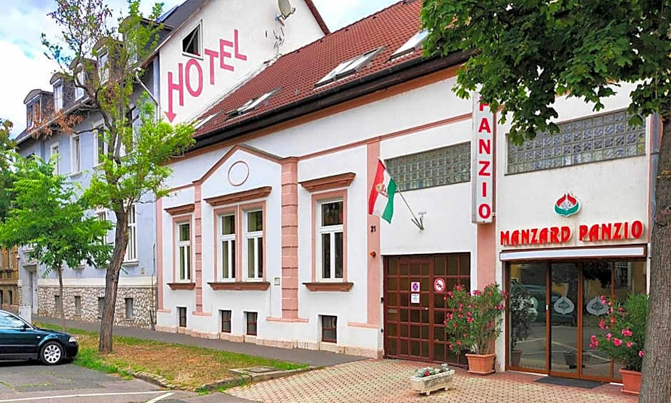 Hotel Manzard Panzio