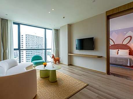 Deluxe Family Suite With 1 King Size Bed