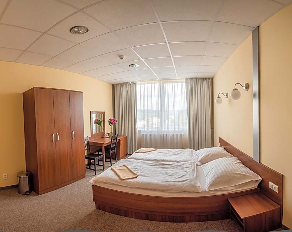 City Hotel B&B, reception 24 7, 800m od-from R1, free parking