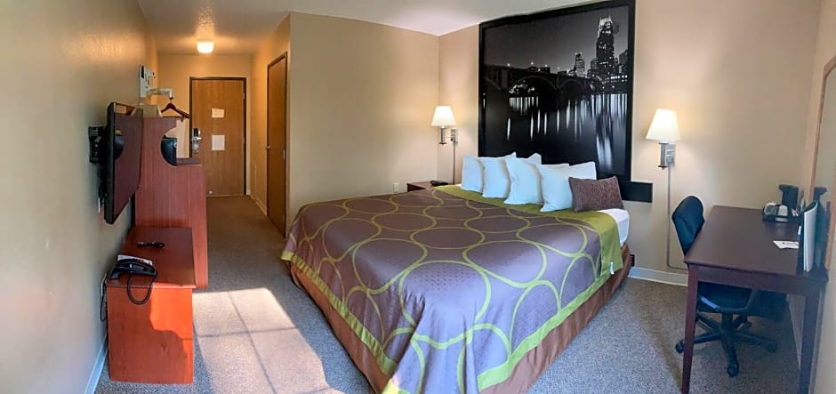 Super 8 by Wyndham Chisago City