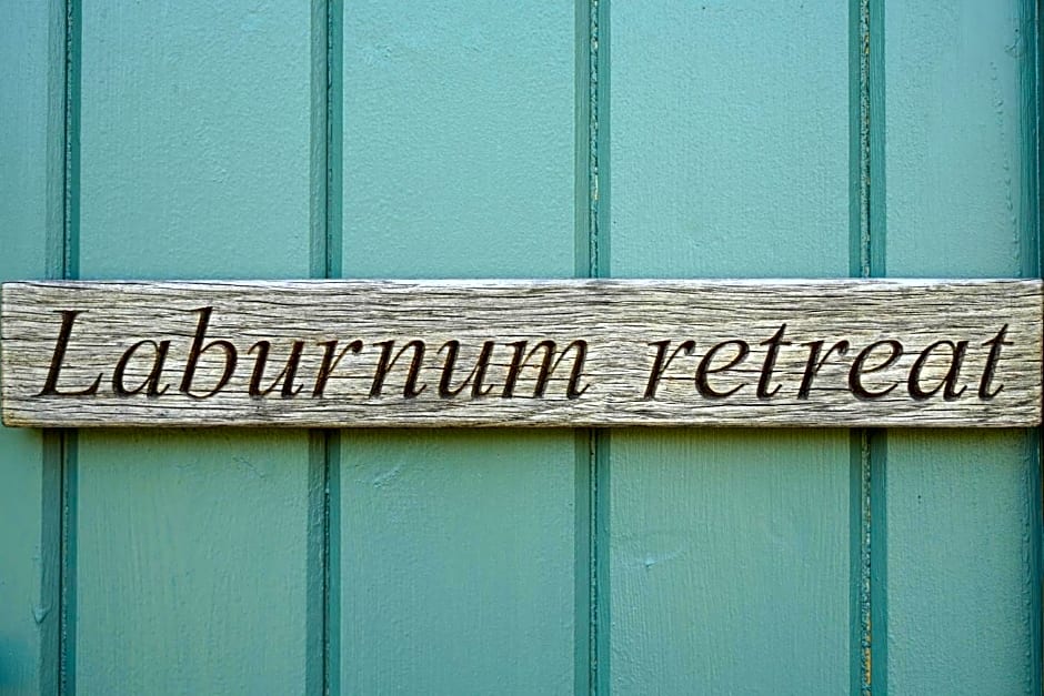 The Laburnum Retreat Shepherd Hut private hot Tub