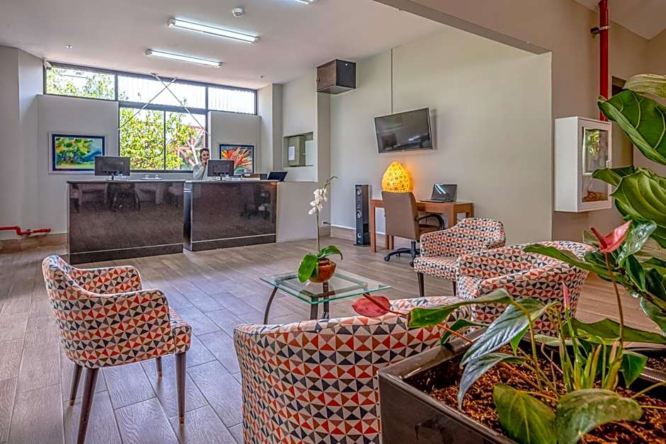 Irazu Hotel & Studios