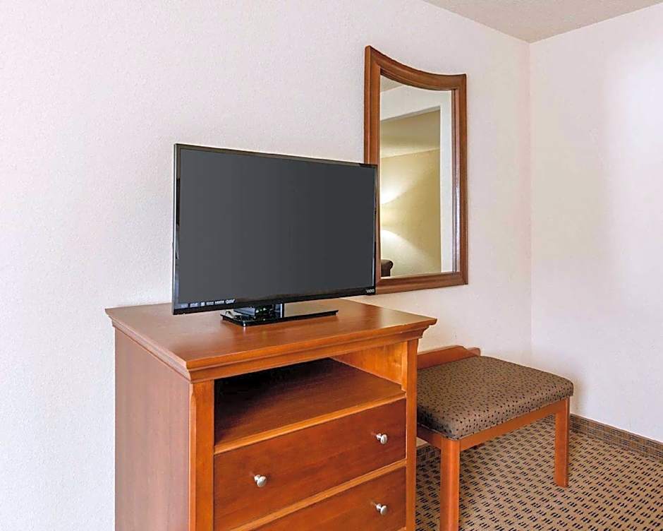 Quality Suites Huntsville Near University