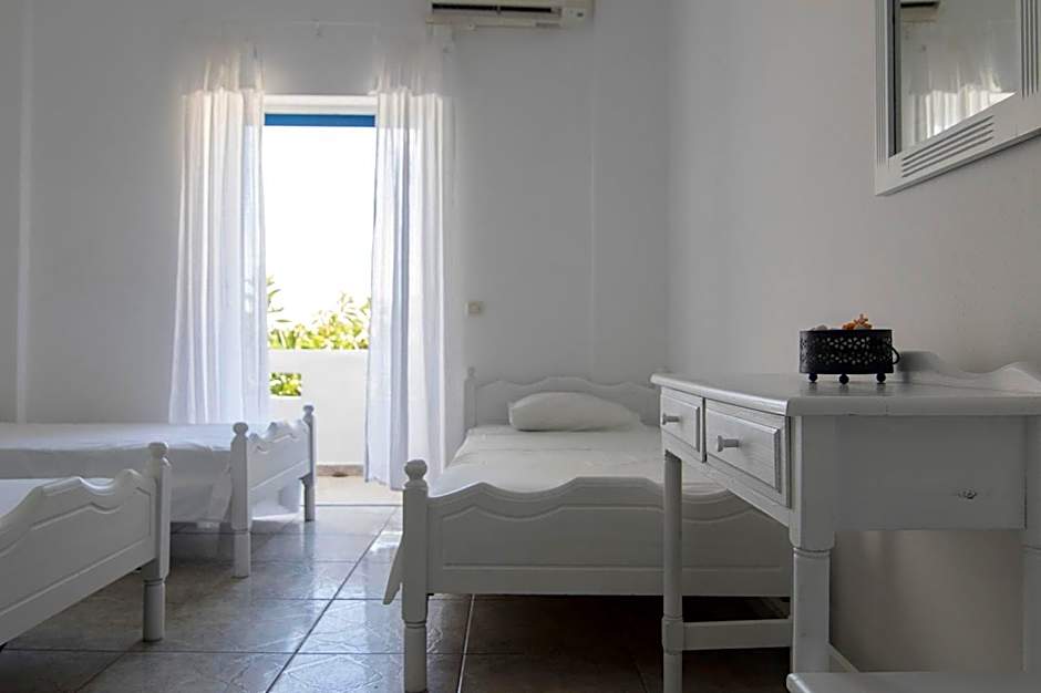 Armadoros Hotel / Ios Backpackers