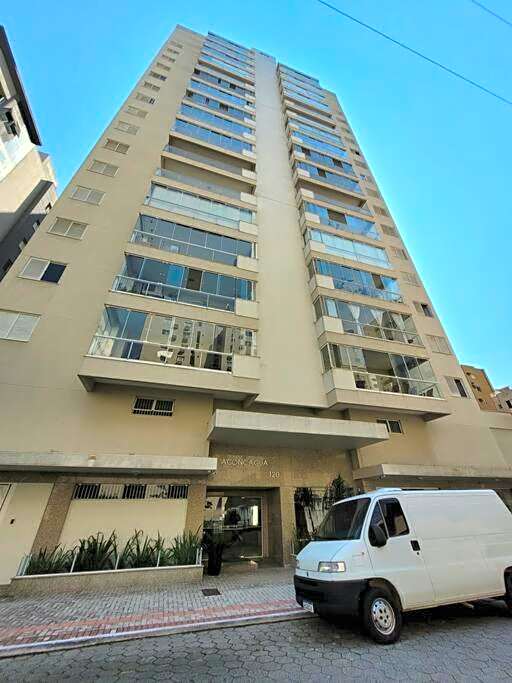 3 suítes grandes, 4 garagens, Vista mar, ótima localização a 2 minutos do mar em Meia Praia - Itapema