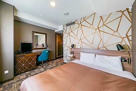 Standard Queen Non-Smoking