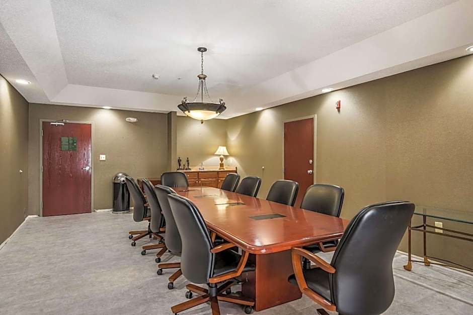 Quality Inn & Suites Quincy - Downtown