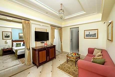 Deluxe Suite Courtyard View