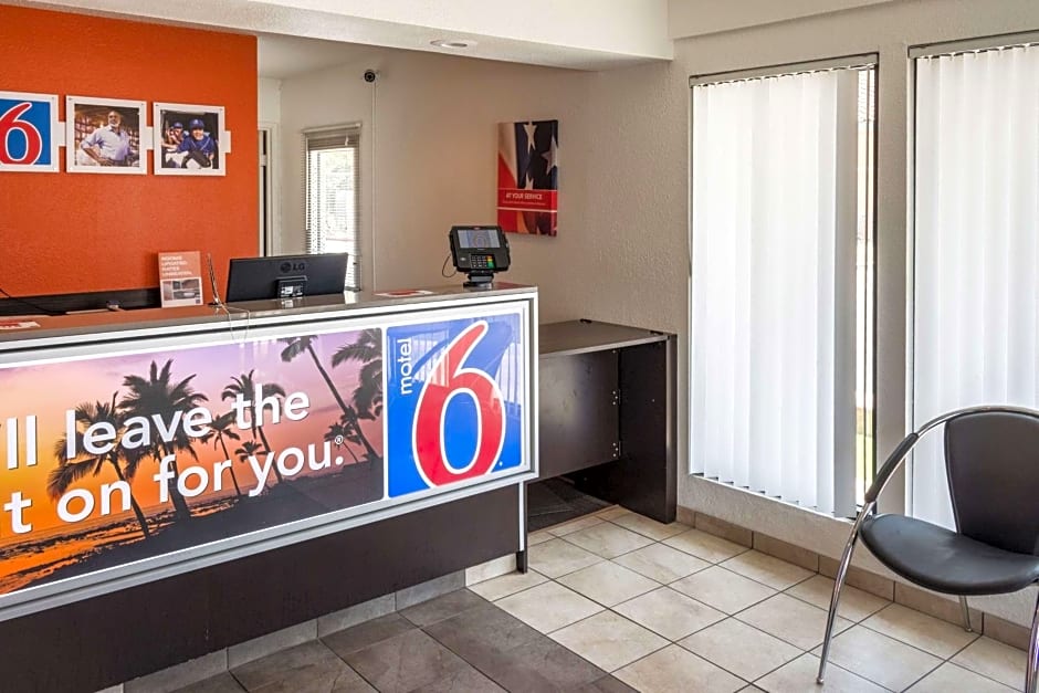 Motel 6-Bakersfield, CA - Convention Center