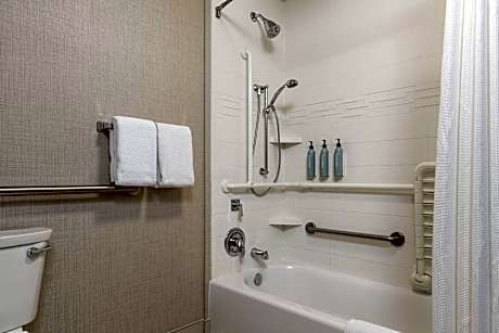 Studio Suite, Multiple Beds (Mobility/Hearing Accessible, Tub) (2 Queen Beds and 1 Double Sofa Bed)