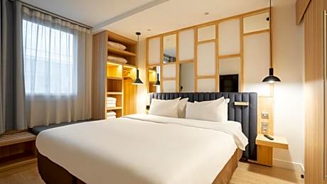 Junior King Suite with One Sofa Bed
