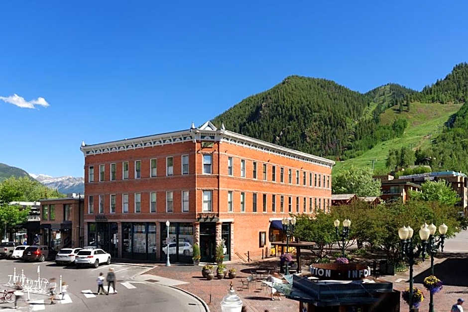 Independence Square 304, Stylish Hotel Room with Downtown Views & Great Location