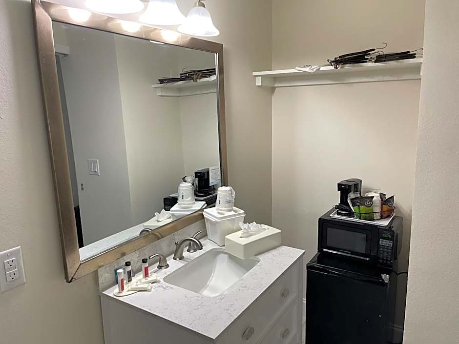 All-New, Ground-Floor, Huge Pool, Tiki Bar & Grill