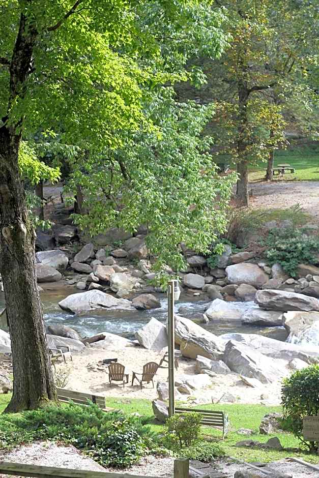 The Evening Shade River Lodge and Cabins