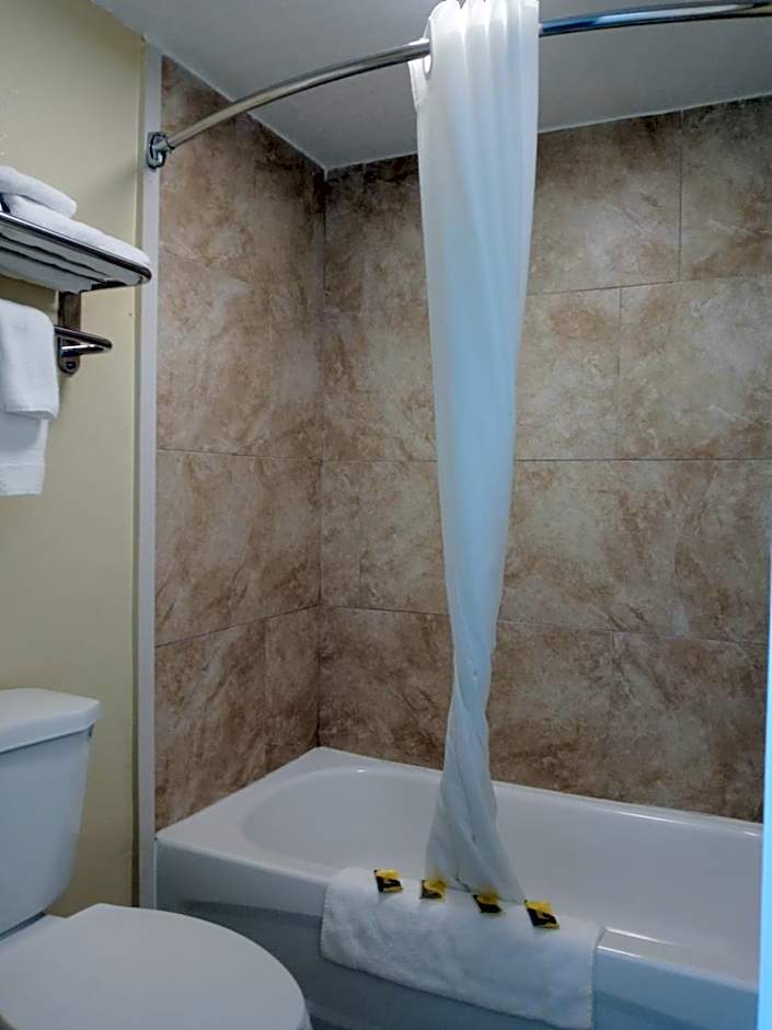 Hole Inn the Wall Hotel - Fort Walton Beach - Sunset Plaza - near Beaches & Hurlburt