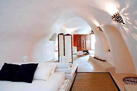 Luxury Villa with Courtyard and Private Pool