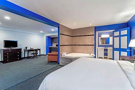 1 King Bed Studio Suite Non-Smoking