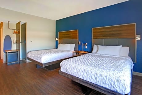 2 Queen Accessible Room Roll In Shower