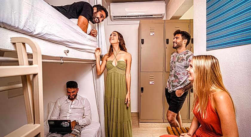 Nomads Party Hotel & Hostel